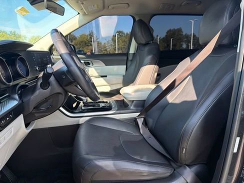 Used 2023 Kia Carnival LX FWD image 29