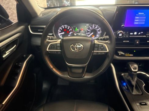 Used 2023 Toyota Highlander XLE FWD image 17