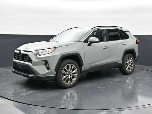 Used 2019 Toyota RAV4 XLE Premium w/ Cold Weather Package AWD/4WD image 3