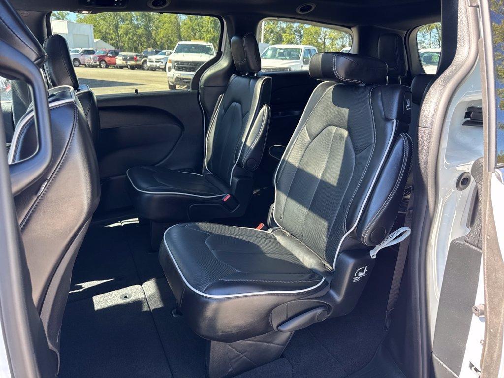 Used 2026 Chrysler Pacifica Limited FWD image 11