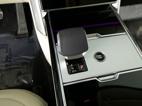 Used 2025 Land Rover Range Rover Long Wheelbase SE image 25