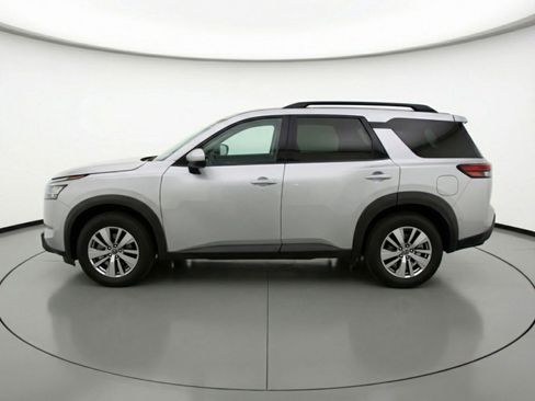 Used 2025 Nissan Pathfinder SV image 3