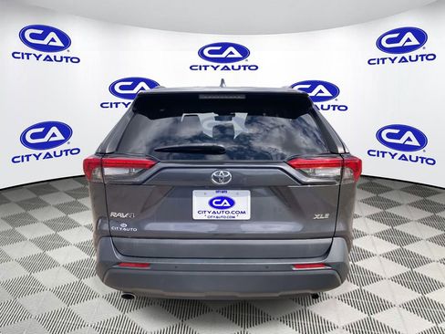 Used 2021 Toyota RAV4 XLE Premium image 4