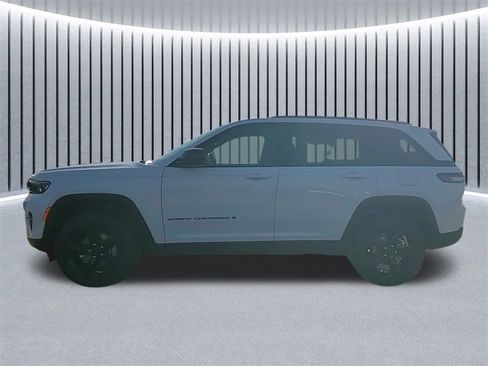 New 2025 Jeep Grand Cherokee Altitude image 6