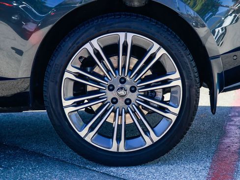 Certified 2024 Land Rover Range Rover SE image 7