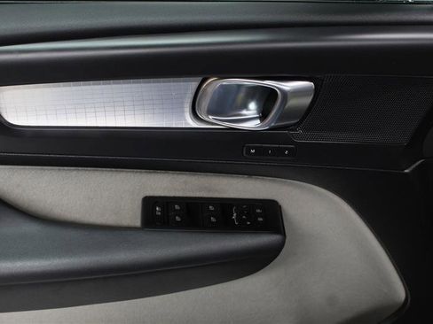 Used 2019 Volvo XC40 T5 Momentum image 15