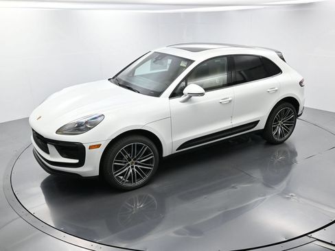 Certified 2025 Porsche Macan AWD/4WD image 32