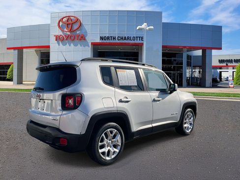 Used 2017 Jeep Renegade Latitude FWD image 6