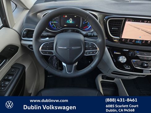 Used 2024 Chrysler Pacifica Select image 14
