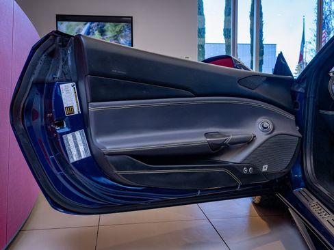 Used 2017 Ferrari 488 Spider image 8