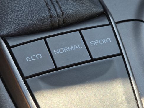 Used 2023 Toyota Camry SE image 9