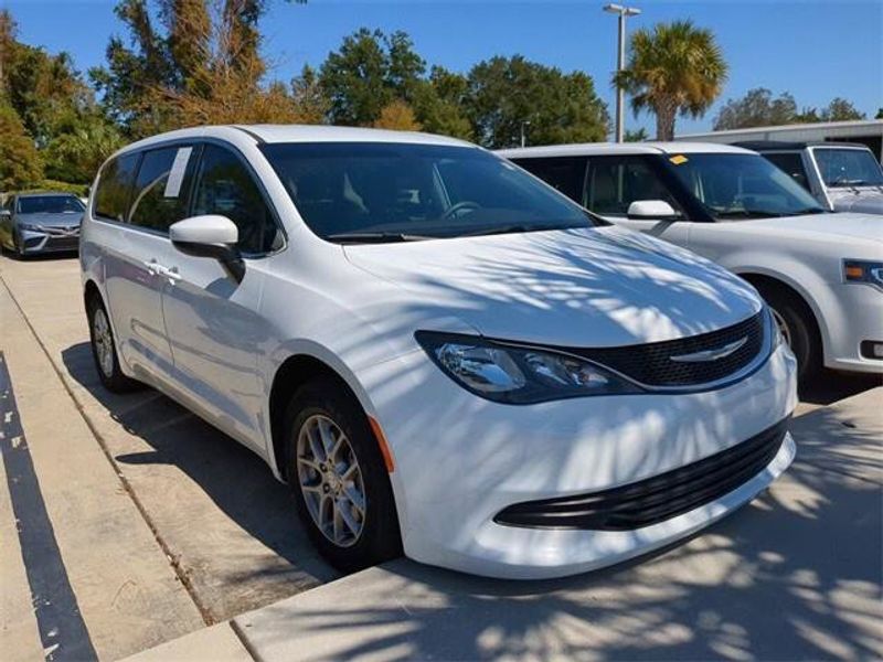 Certified 2017 Chrysler Pacifica Touring image 1