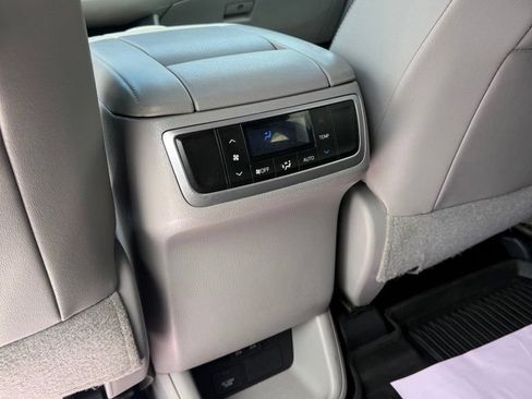 Used 2017 Toyota Highlander XLE AWD/4WD image 21