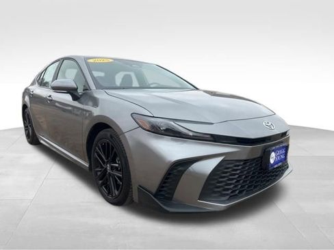 Used 2025 Toyota Camry SE image 9