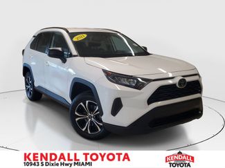 Used 2021 Toyota RAV4 LE video 1