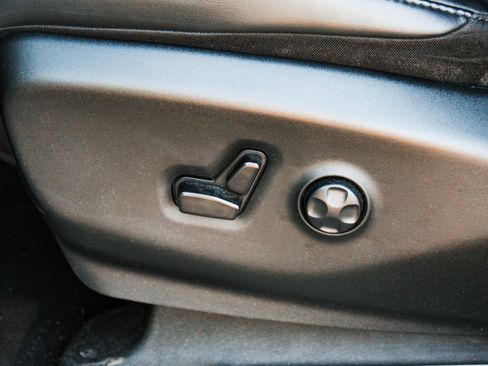 Used 2023 Chrysler Pacifica Touring-L FWD image 10