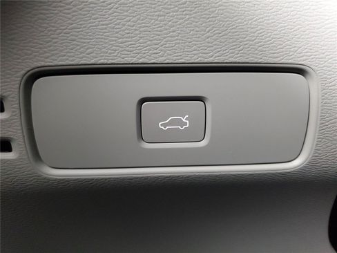 Certified 2025 Volvo XC40 B5 Plus AWD/4WD image 31