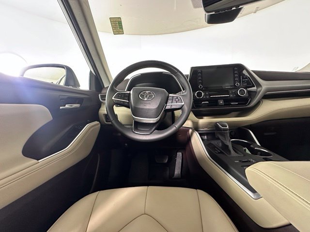 Used 2022 Toyota Highlander XLE AWD/4WD image 23