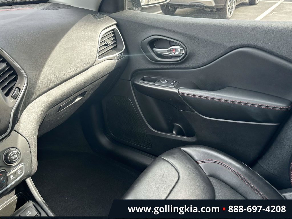 Used 2019 Jeep Cherokee Trailhawk w/ Comfort/Convenience Group AWD/4WD image 31