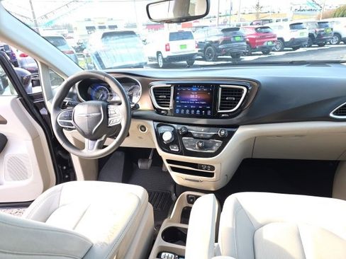 Used 2017 Chrysler Pacifica Touring image 41