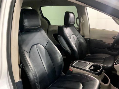 Used 2024 Chrysler Pacifica Touring-L FWD image 8