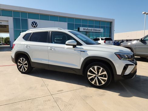 Used 2024 Volkswagen Taos SE w/ MDO Package FWD image 6