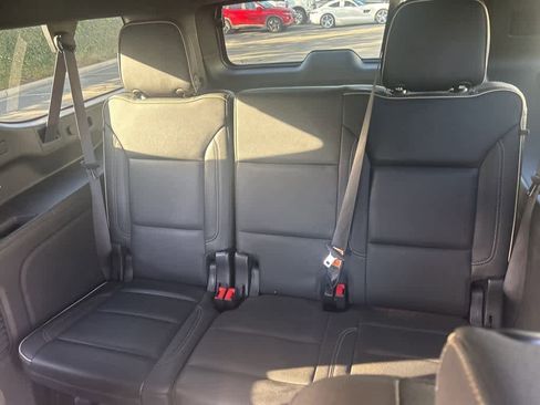 Used 2023 Chevrolet Suburban Premier image 7
