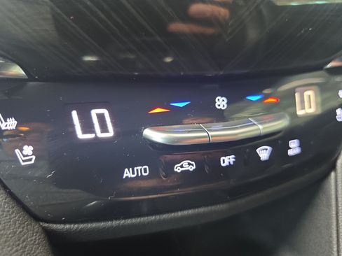 Used 2023 Cadillac XT6 Premium Luxury FWD image 16