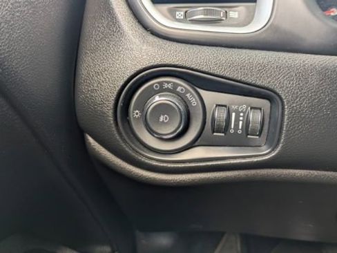 Used 2018 Jeep Renegade Latitude image 30