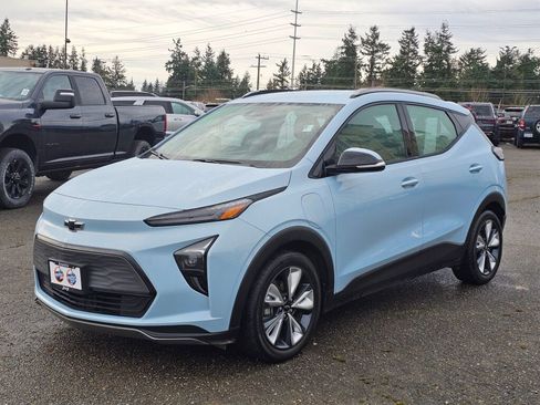 Used 2022 Chevrolet Bolt EUV LT w/ Convenience Package image 3