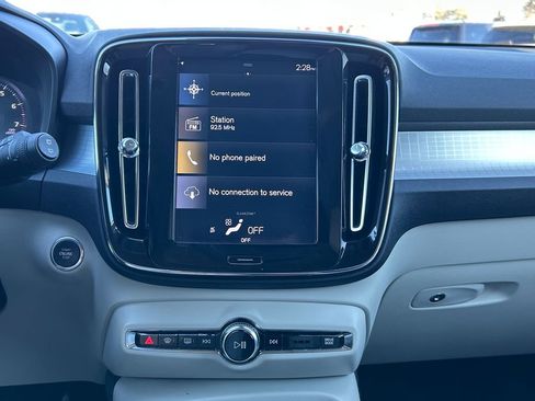 Used 2020 Volvo XC40 T4 Momentum w/ Premium Package image 26