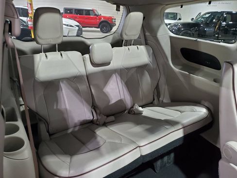 Used 2017 Chrysler Pacifica Limited FWD image 46