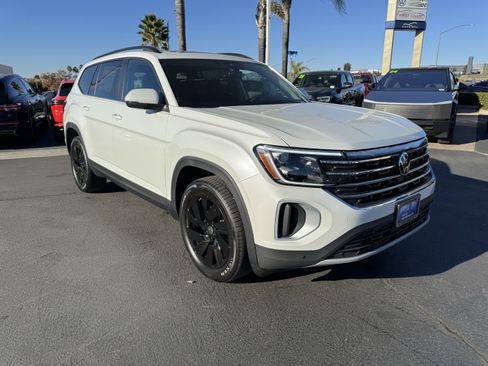 New 2026 Volkswagen Atlas SE image 2