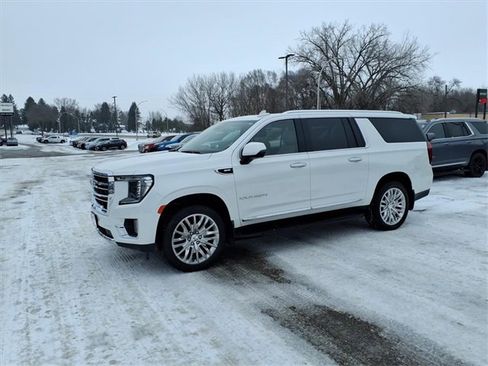 Used 2024 GMC Yukon XL SLT w/ SLT Premium Package image 8