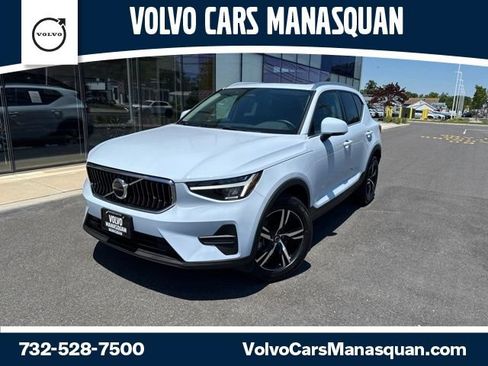 Used 2025 Volvo XC40 B5 Core AWD/4WD image 1