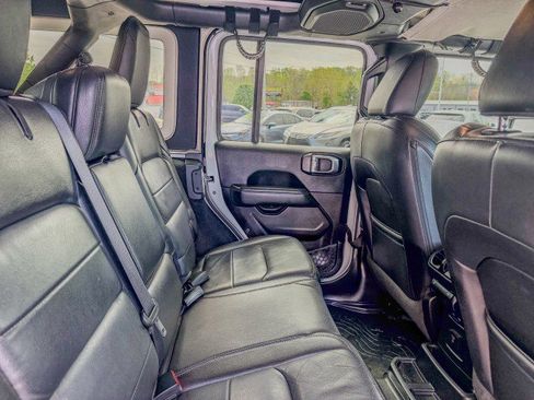 Used 2019 Jeep Wrangler Unlimited Sahara image 13