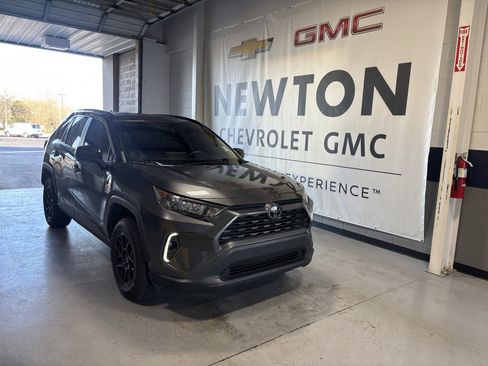 Used 2021 Toyota RAV4 LE image 2