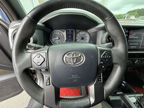 Used 2020 Toyota Tacoma TRD Sport AWD/4WD image 11