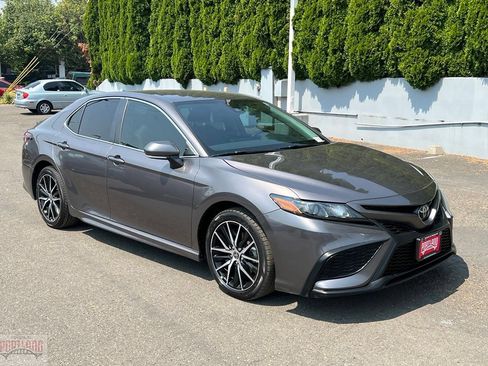 Used 2022 Toyota Camry SE w/ Carpet Mat Package (TMS) FWD image 1