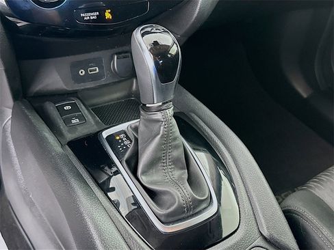 Used 2019 Nissan Rogue SV w/ Premium Package image 17