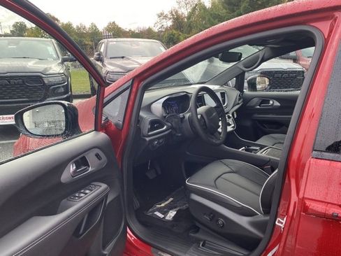 New 2026 Chrysler Pacifica Limited w/ S Appearance Package image 15