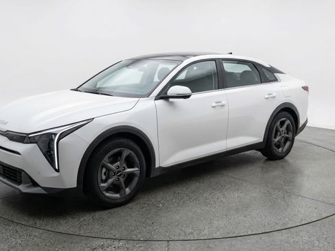 Used 2025 Kia K4 LXS image 3