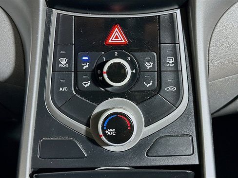 Used 2015 Hyundai Elantra SE w/ Option Group 02 FWD image 16