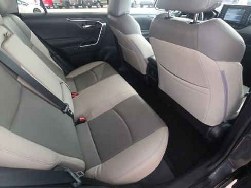 Used 2021 Toyota RAV4 XLE w/ Convenience Package FWD image 28