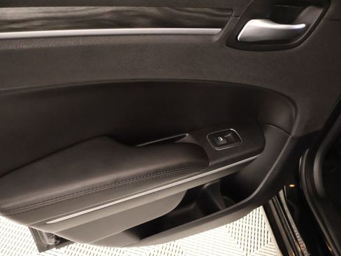 Used 2019 Chrysler 300 Touring w/ Chrome Appearance Package RWD image 15