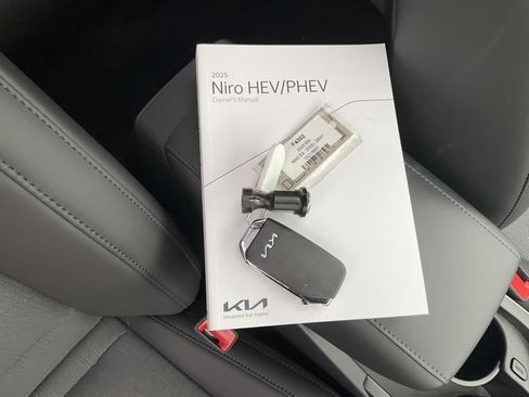 Certified 2025 Kia Niro EX Touring image 27