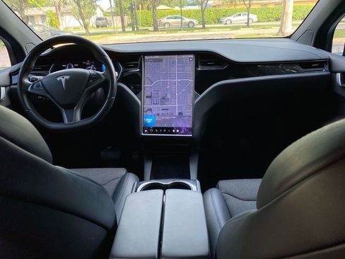Used 2018 Tesla Model X 75D image 23