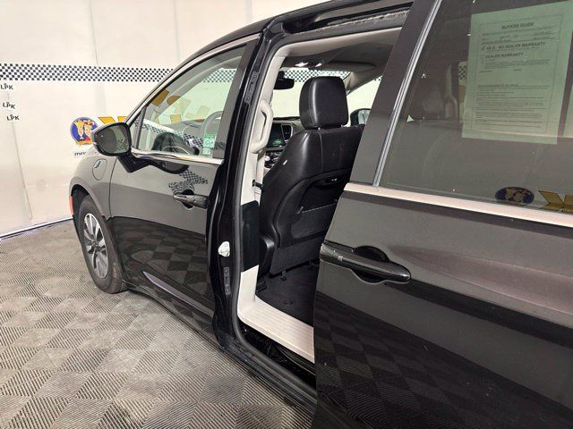 Used 2024 Chrysler Pacifica Limited FWD image 11