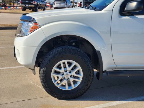 Used 2019 Nissan Frontier SV image 10