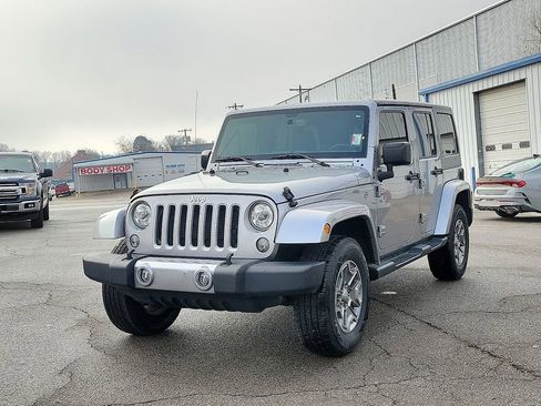 Used 2018 Jeep Wrangler Unlimited Sahara AWD/4WD image 2